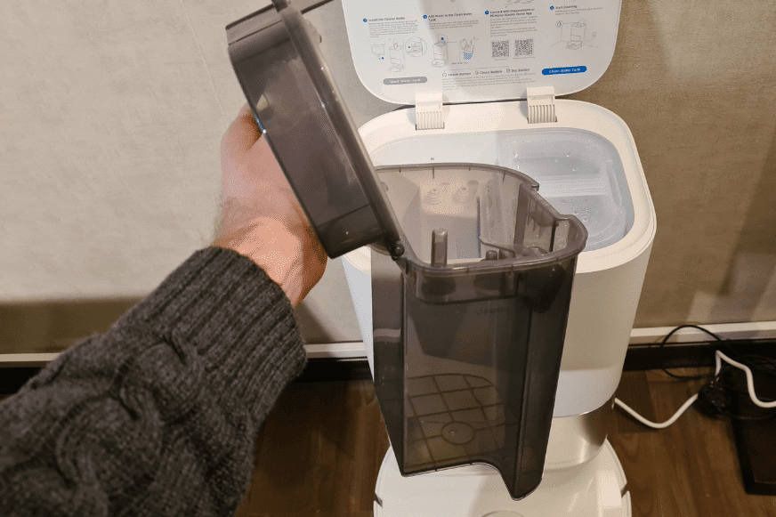 The two water tanks of the Dreame L10s Ultra base station can be seen in the close-up.